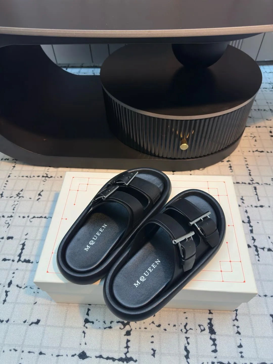 👟👟Ex-factory price 600👟👟McQueen 25ss early spring new height thick-soled buckle slippers with neat and youthful design! Comfortable and versatile, it also offers excellent durability! It combines fashion and comfort with a perfect balance of elegance. I believe every high-heeled girl will be attracted by it. Upper: Made of original cowhide. Inner foot pad: cowhide. Sole: rubber outsole. Size: 35/40 (40 is custom-made and cannot be returned or exchanged)